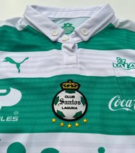Cargar imagen en el visor de la galería, JERSEY PUMA SANTOS KIDS HOME SHIRT PARA NIÑO (749271 01)
