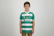 Cargar imagen en el visor de la galería, JERSEY PUMA SANTOS KIDS HOME SHIRT PARA NIÑO (749271 01)
