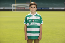 Cargar imagen en el visor de la galería, JERSEY PUMA SANTOS KIDS HOME SHIRT PARA NIÑO (749271 01)
