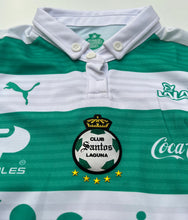 Cargar imagen en el visor de la galería, JERSEY PUMA SANTOS KIDS HOME SHIRT PARA NIÑO (749271 01)
