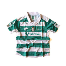 Cargar imagen en el visor de la galería, JERSEY PUMA SANTOS KIDS HOME SHIRT PARA NIÑO (749271 01)
